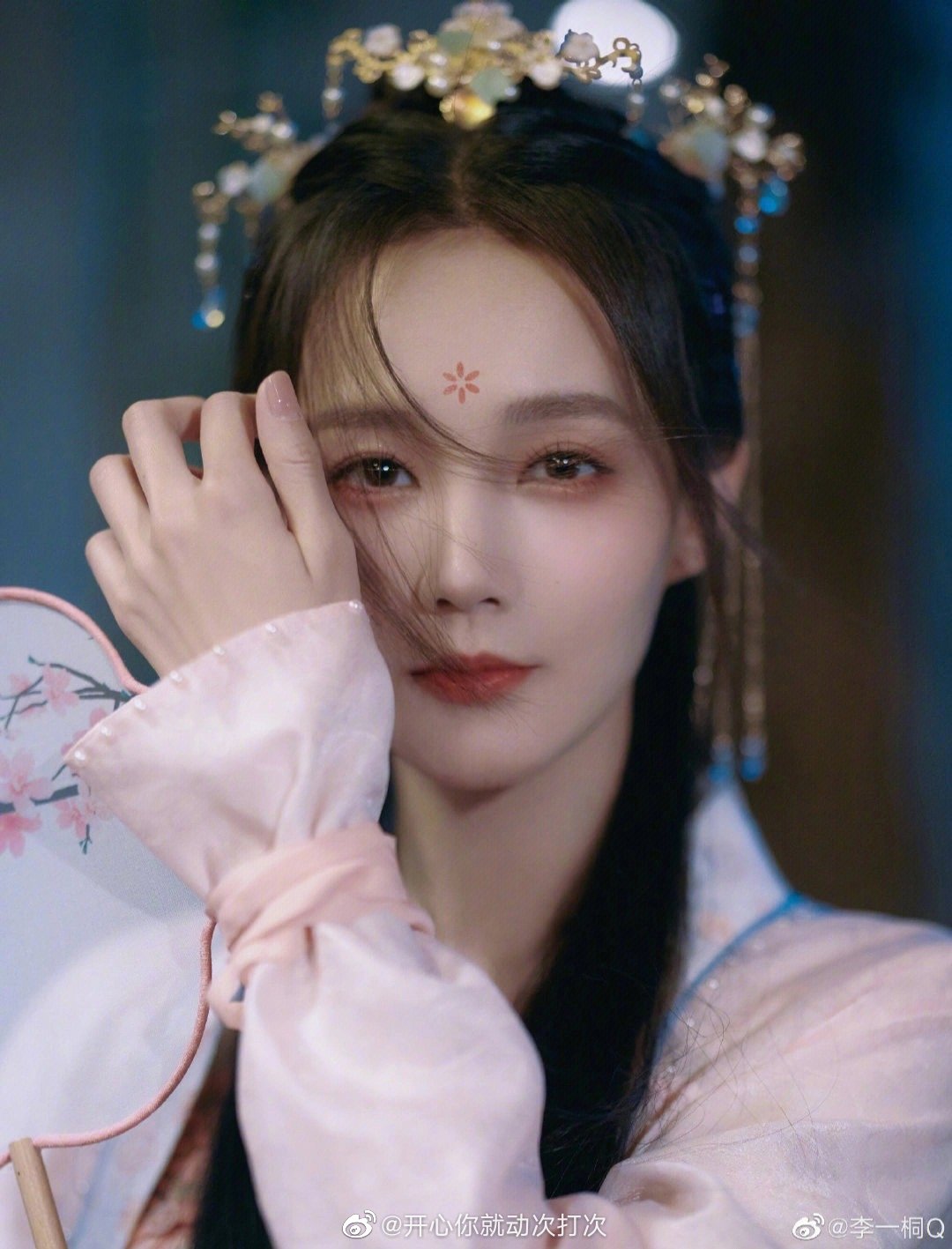 李一桐这个古装造型真的好好看哦!第一张的眼神我完全陷进去了!