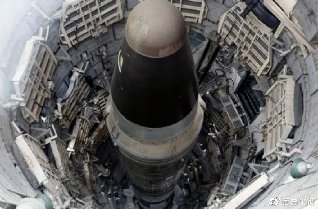 美英亮出核潜艇，俄罗斯迅速回击，核弹装入发射井，还要轰炸伦敦