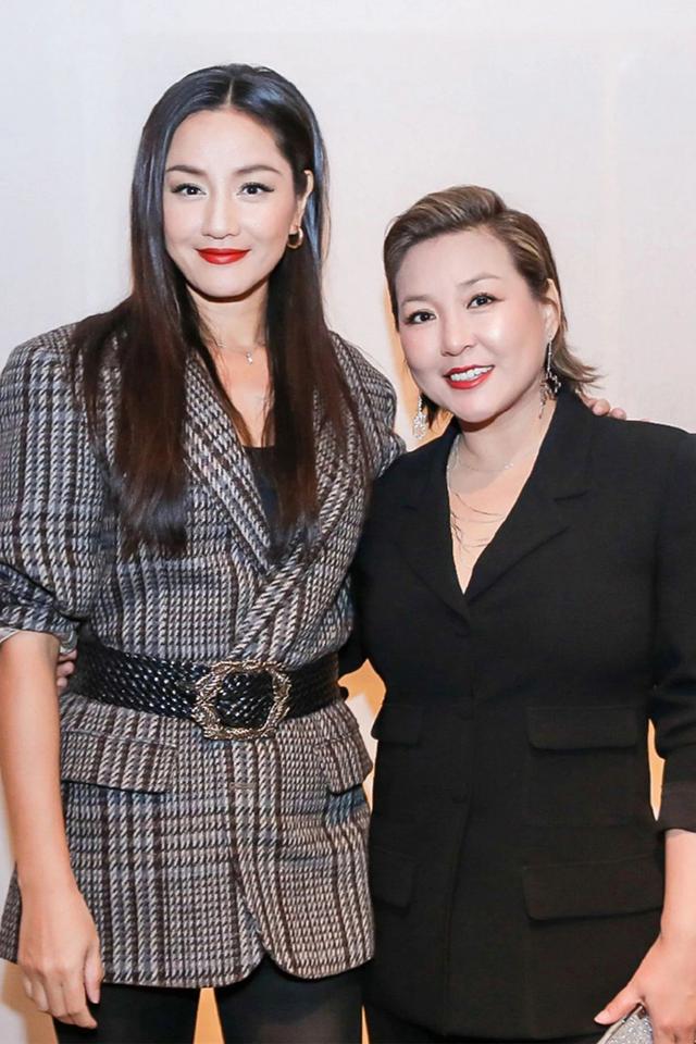 瞿颖大姐大派头十足!白色西装穿出御姐范,被超大耳饰抢"风头"