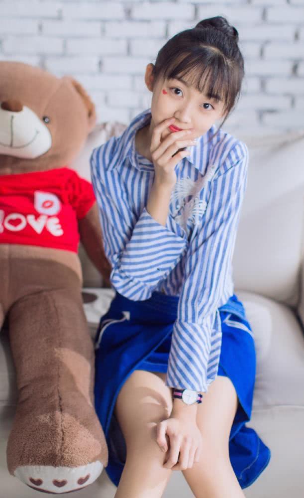 曲芷含穿上了直筒牛仔裤搭配了一件卫衣凸显出了时尚感