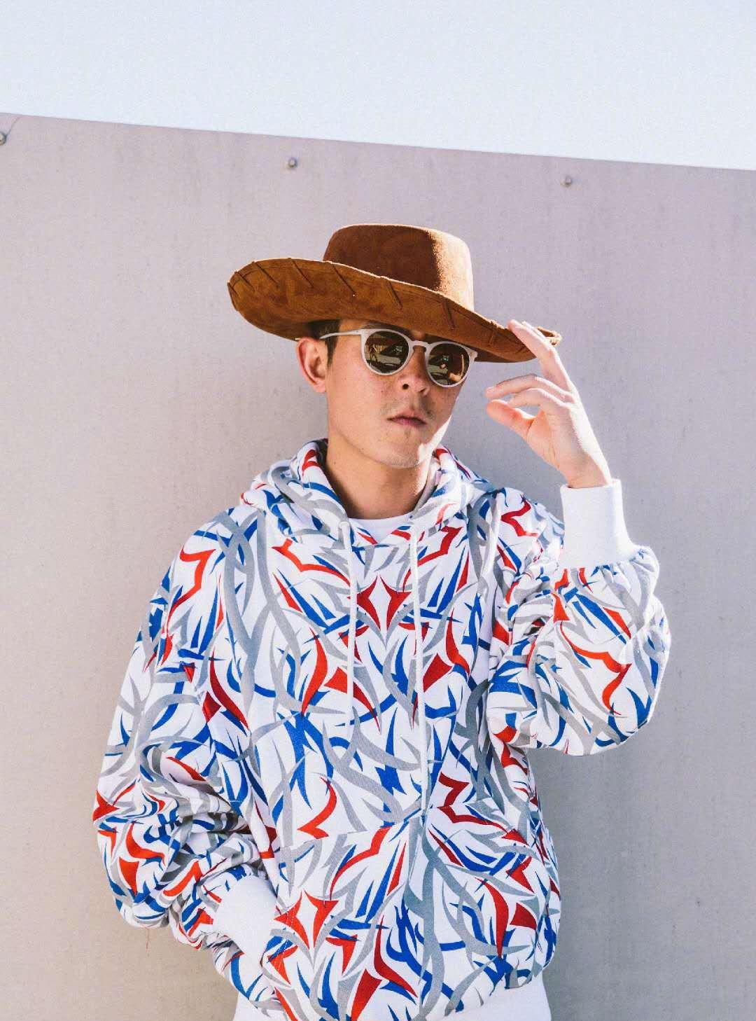 甄子丹一家为陈冠希女儿庆生硬汉与潮男的对比