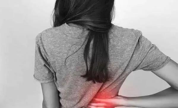 熊仔因为久坐不动,后腰有强烈的压痛,针刺感,还摸到一个鼓包.