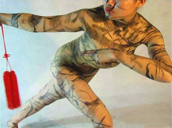 美院教授搞研究美女人体书法是艺术创新网友是投机取巧