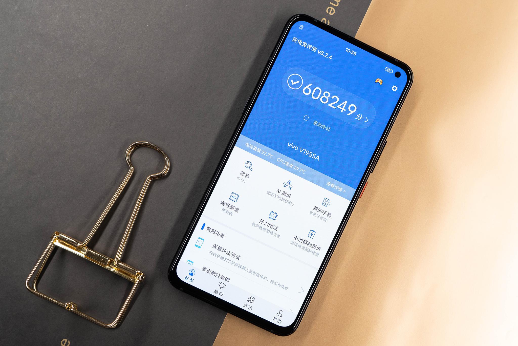 手机行业大改变!时尚外观却不能忽视!我们从iQOO 3手机来看看