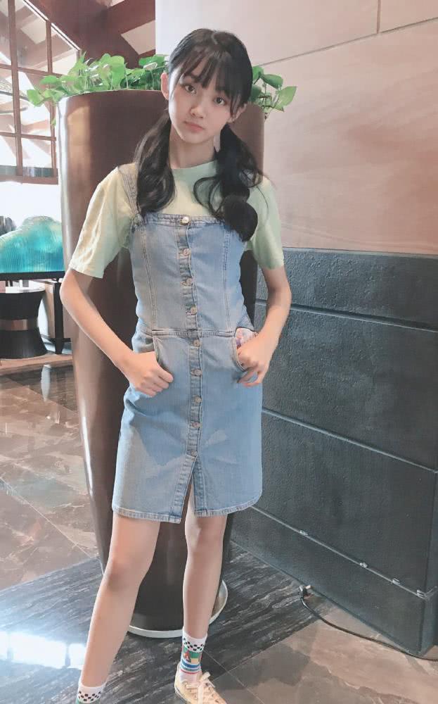 曲芷含穿上了直筒牛仔裤搭配了一件卫衣凸显出了时尚感