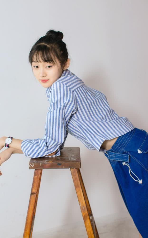 曲芷含穿上了直筒牛仔裤搭配了一件卫衣凸显出了时尚感