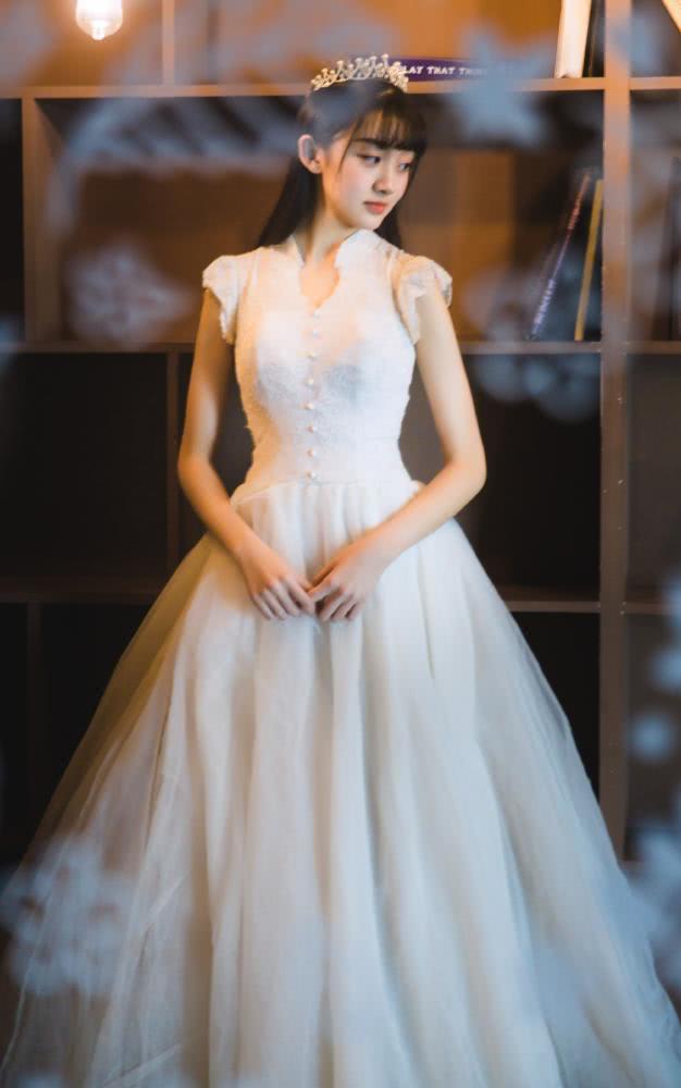 曲芷含穿上了直筒牛仔裤搭配了一件卫衣凸显出了时尚感