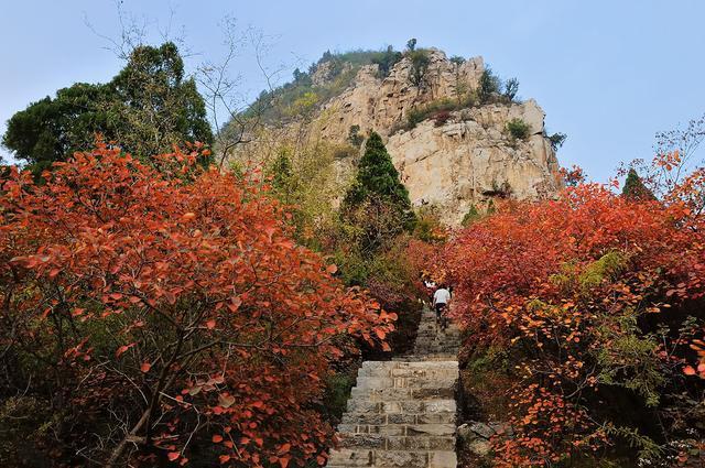河北很受欢迎的一座山,主峰海拔1195米,有大小溶洞几十个