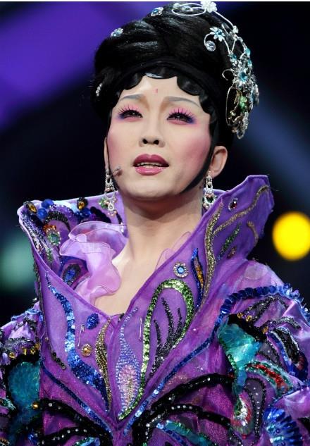 李玉刚携乌克兰籍老婆上镜, 颜值逆天, 老丈人身份背景雄厚