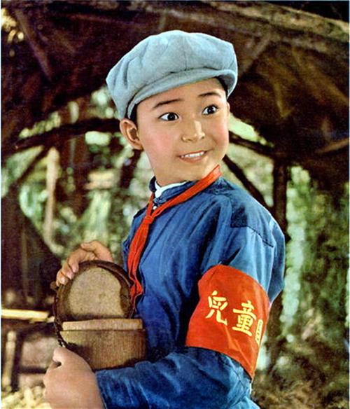 她在红日中出演美丽乡姑潘冬子刘三姐杨丽坤均由她代言