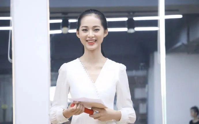 骆诗琪 这位是湖南2020的艺考生,长相甜美,五官精致,没有什么脸部bug.