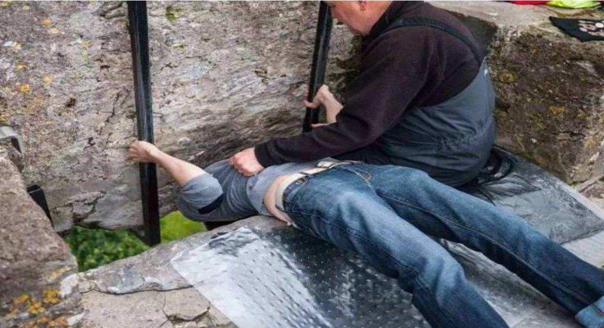 世界上有块很脏的石头,男人女人下腰去亲吻它,为何不嫌弃它脏