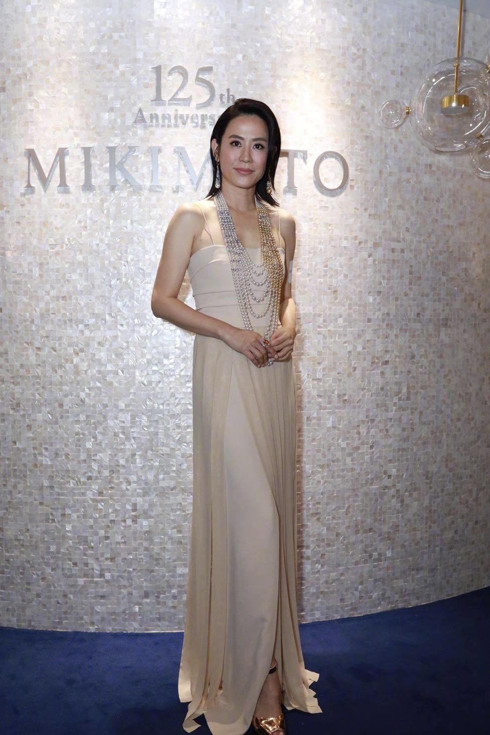 修身的高腰设计包裹出宣萱高挑纤细的曼妙身材,露出的精致锁骨在珍珠