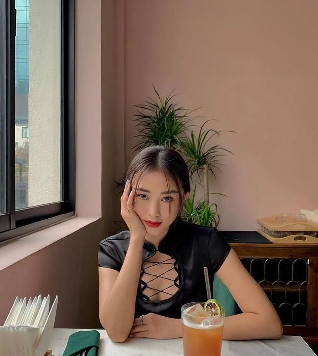 壁纸这个长相古典的越南女演员真会穿呀