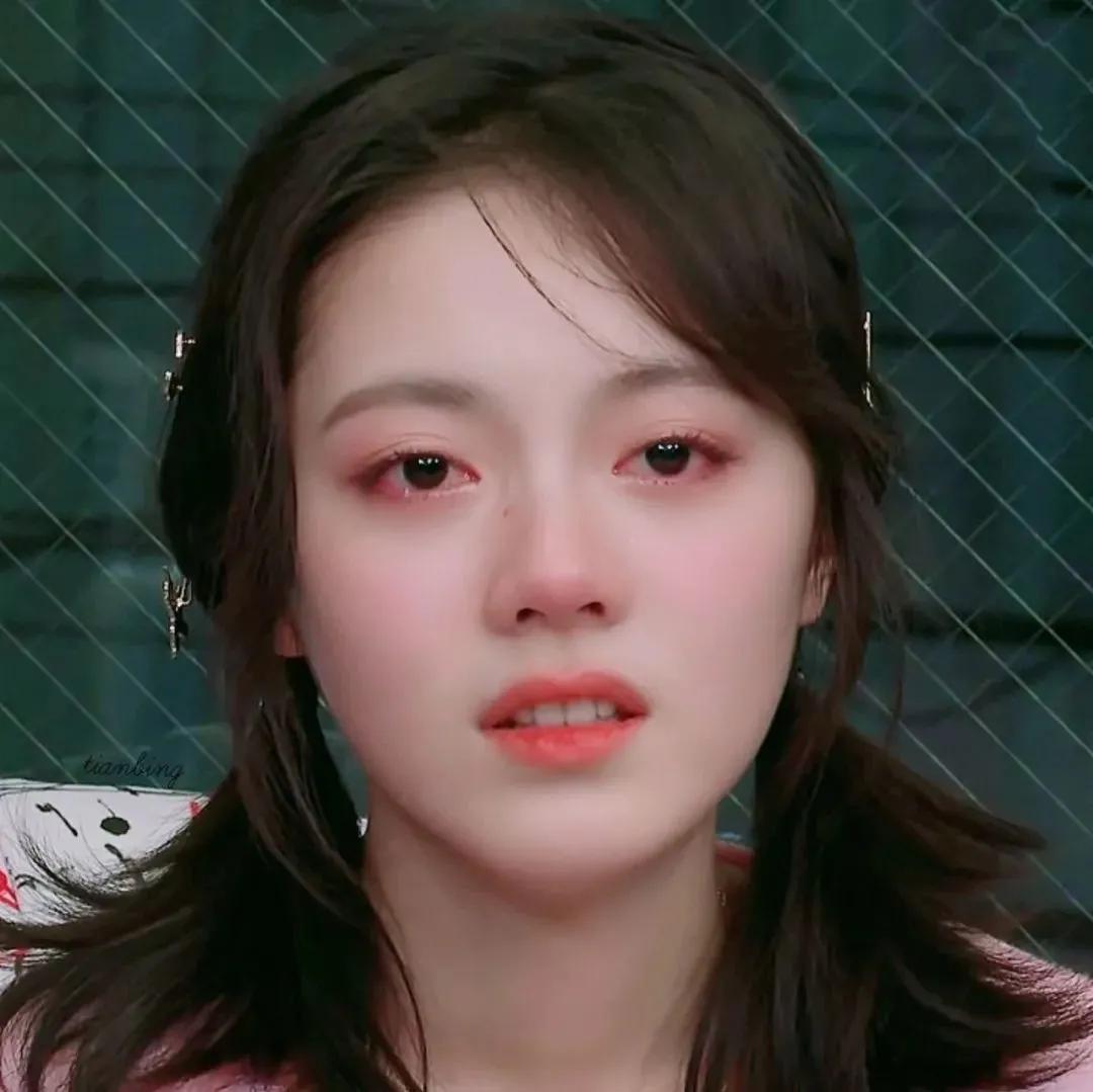 长相甜美,灵气逼人,没有攻击性,反而还带着楚楚可怜的娇憨感,亲和力