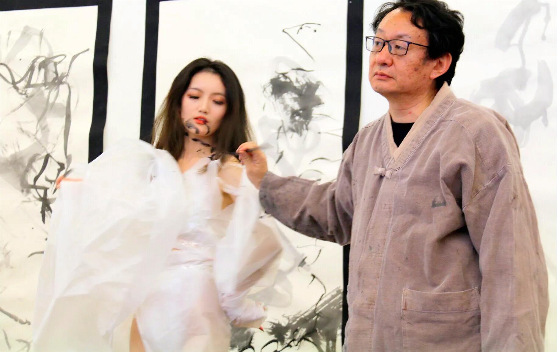 美院教授搞研究美女人体书法是艺术创新网友是投机取巧