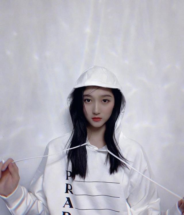 关晓彤新图甜美,穿prada白色连帽卫衣,谈恋爱之后果然不一样