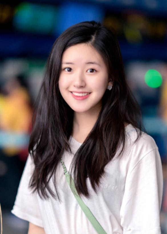 新晋女神赵露思呆萌初恋脸横空出世全网关注的校服照就是她呀