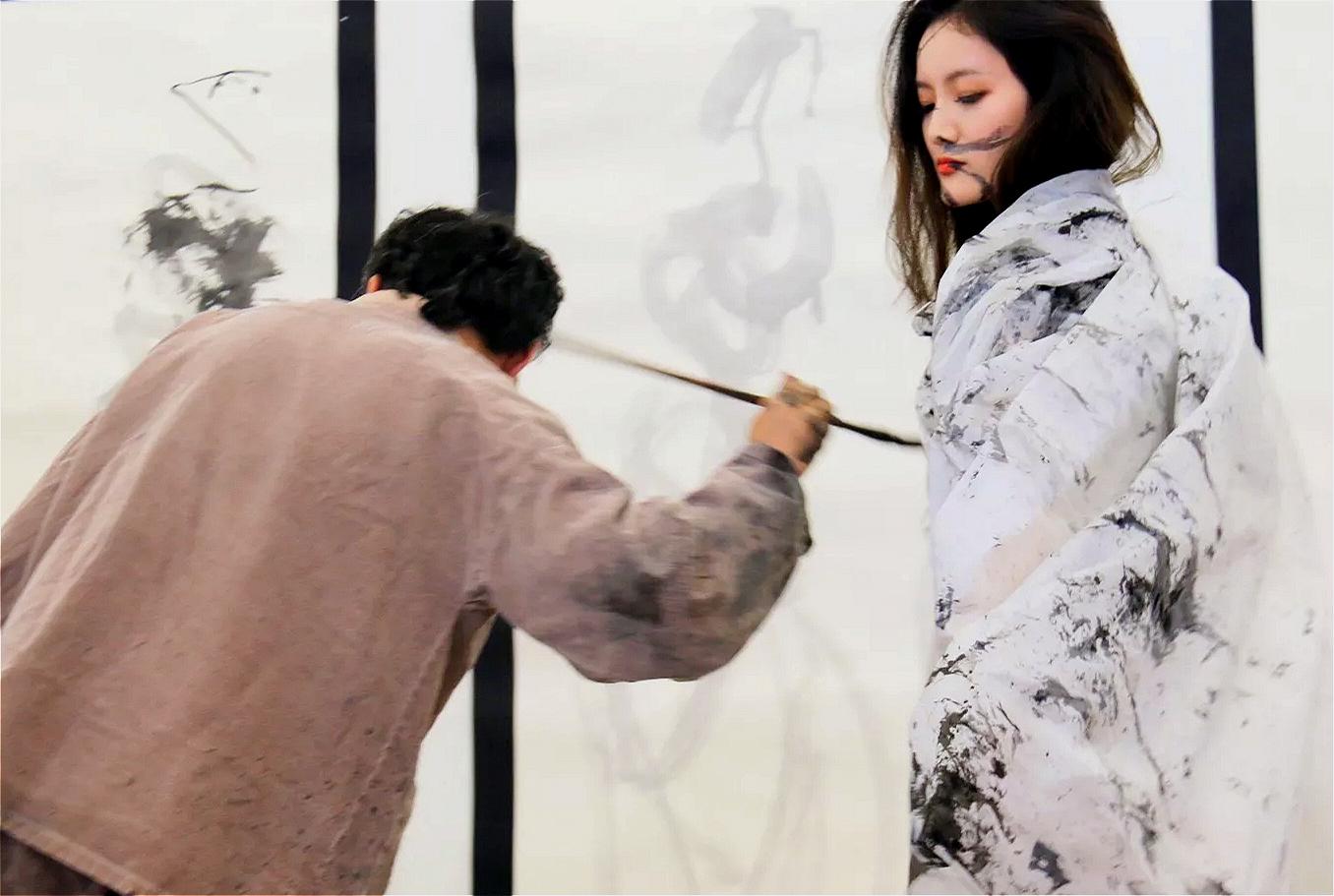 美院教授搞研究美女人体书法是艺术创新网友是投机取巧