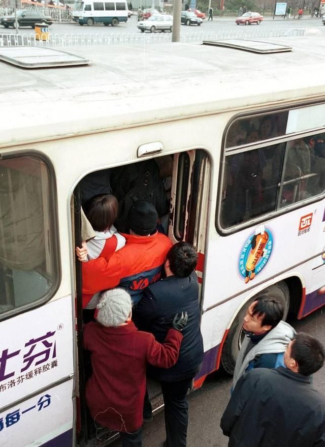 “推挤”英语怎么说?