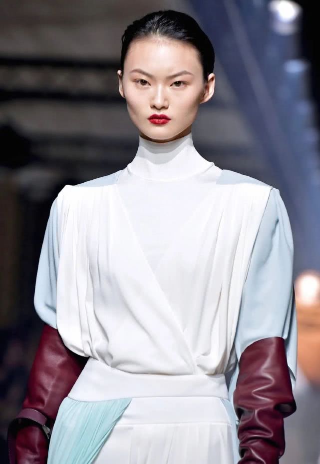 亚洲秀霸贺聪亮相时装周酷帅仙气都有网友国模代表