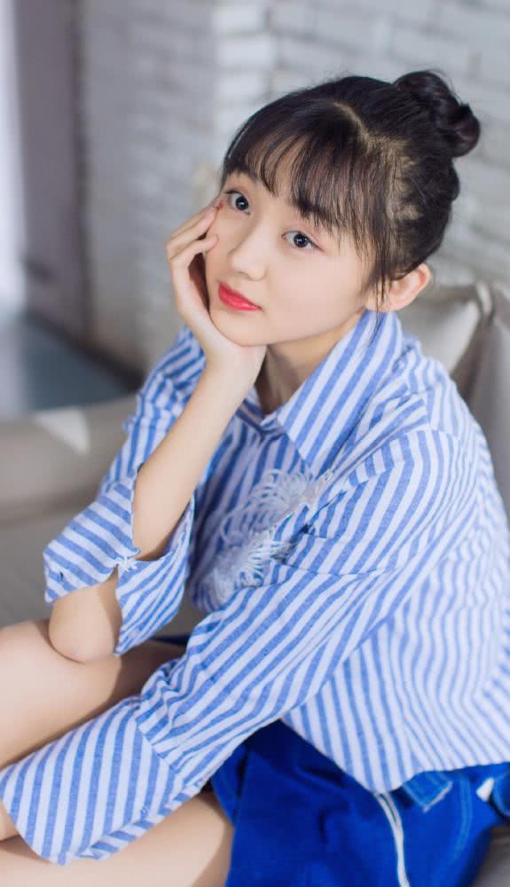 曲芷含穿上了直筒牛仔裤搭配了一件卫衣凸显出了时尚感