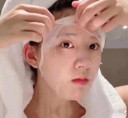 看了赵露思敷面膜的方法,才知道错了20年,网友:难怪她皮肤好