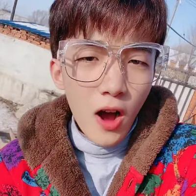 陈三与玲玲闹矛盾,在朋友圈晒聊天记录后,却被"备注"抢镜