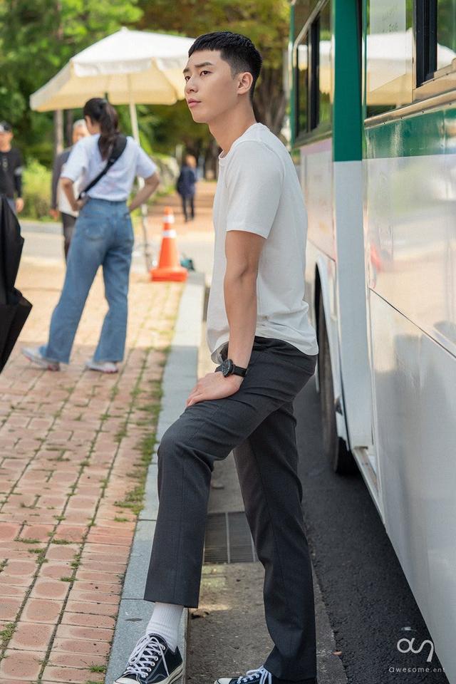 常,帅,简单白上衣配上西装裤更凸显朴叙俊身材和185公分身高优势(大