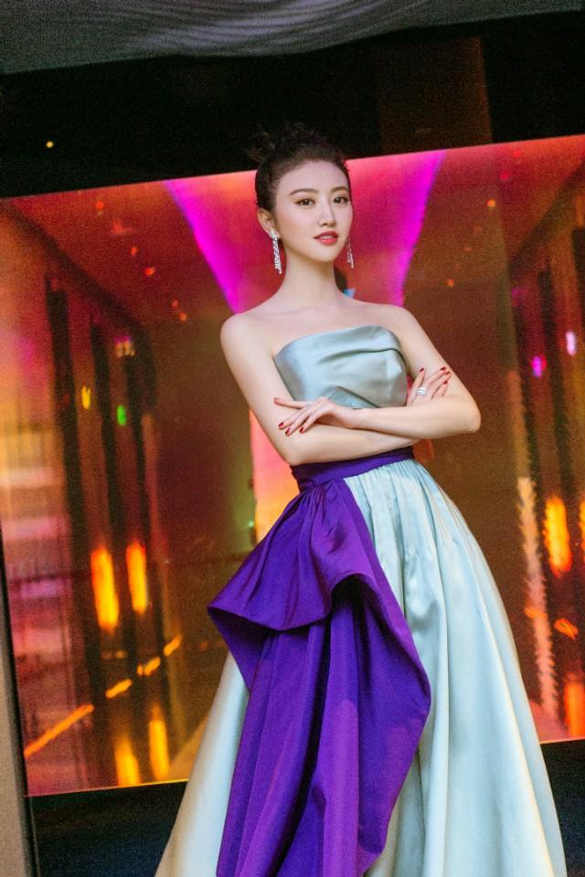 景甜抹胸礼服,魅力尽显