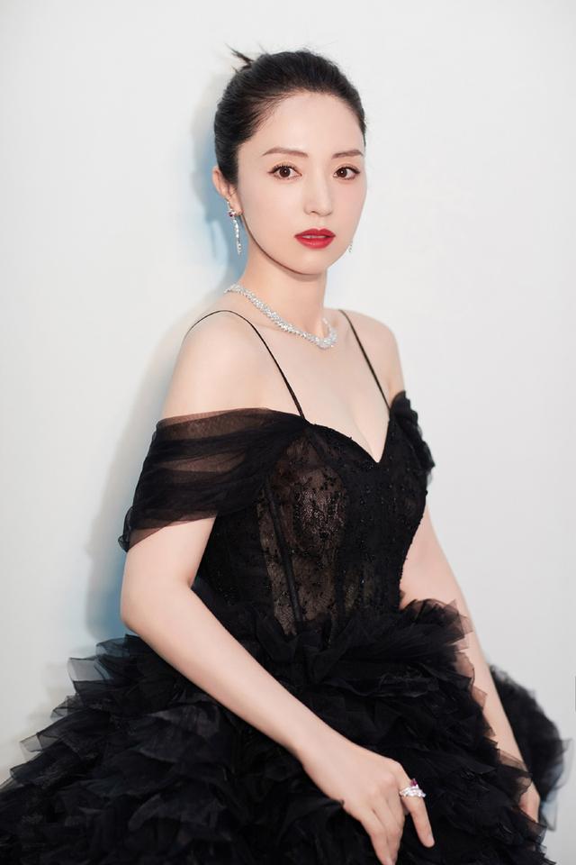 黑色礼裙虽然色调暗沉,不过设计剪裁都很时尚,抹胸吊带设计使董璇看