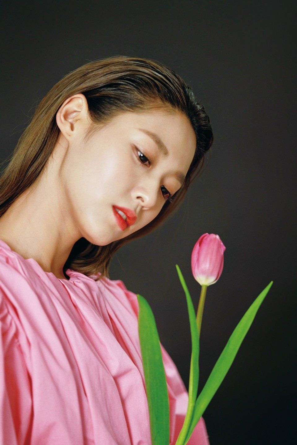 金雪炫气质果然优秀,身穿泡泡袖白色褶皱长裙,针织小