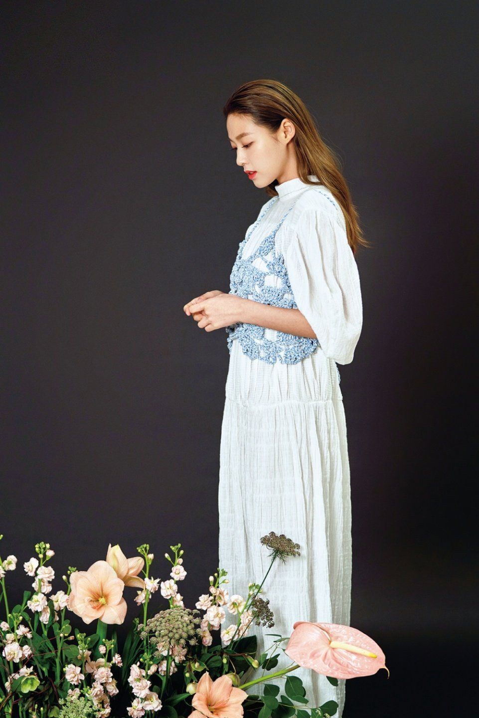 金雪炫气质果然优秀,身穿泡泡袖白色褶皱长裙,针织小吊带加分