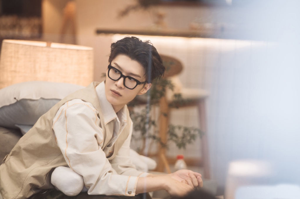 他一度被认为是范冰冰儿子,今穿衬衫配工装马甲,文艺精致范