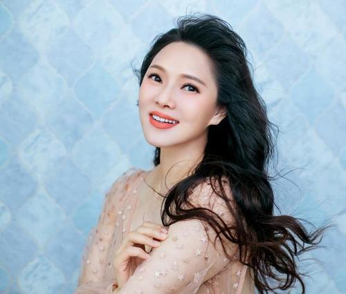 52岁伊能静庆生晒美照颜值高,获粉丝点亮一万多辆出租车送祝福