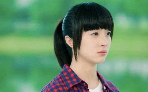 有种"整容"叫旋风少女的戚百草,如今掀刘海穿液体裙