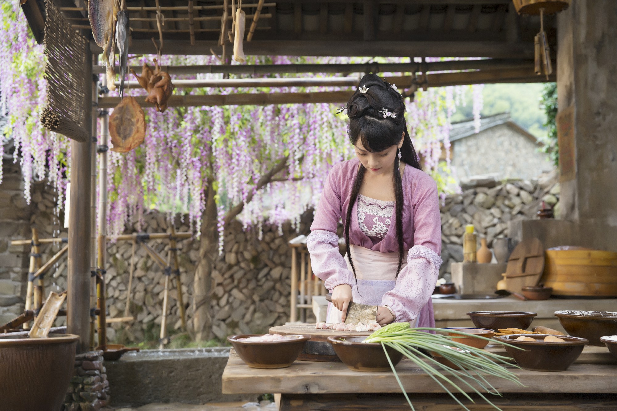 斯琴高丽《人间烟火花小厨》演女二 网友:娶妻当娶 "花二荞"