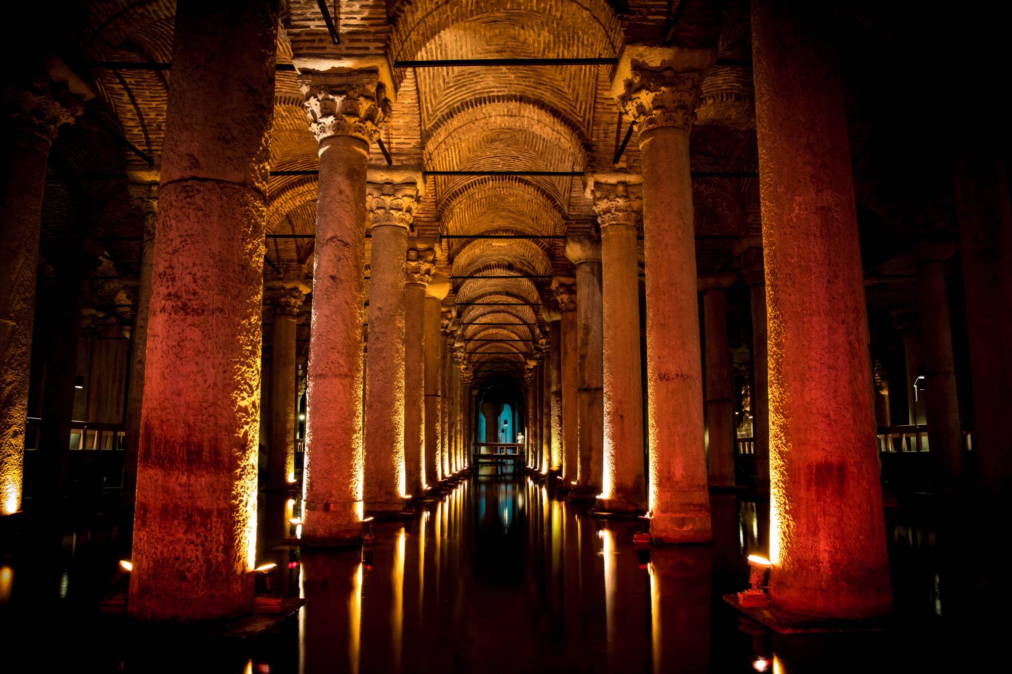 土耳其的地下水宫,有一座诡异许愿池,游客都喜欢往里面投币祈福