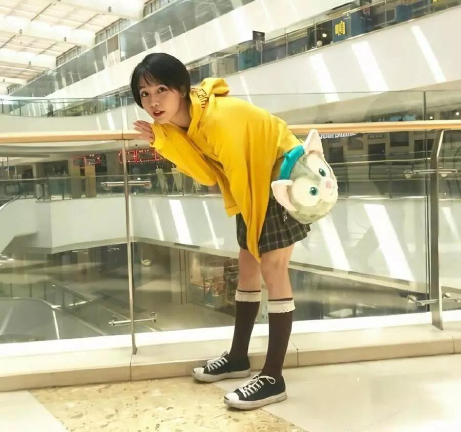 "诸葛大力"穿短裙逛商场,弯腰休息的那一刻,少女腿美翻全场