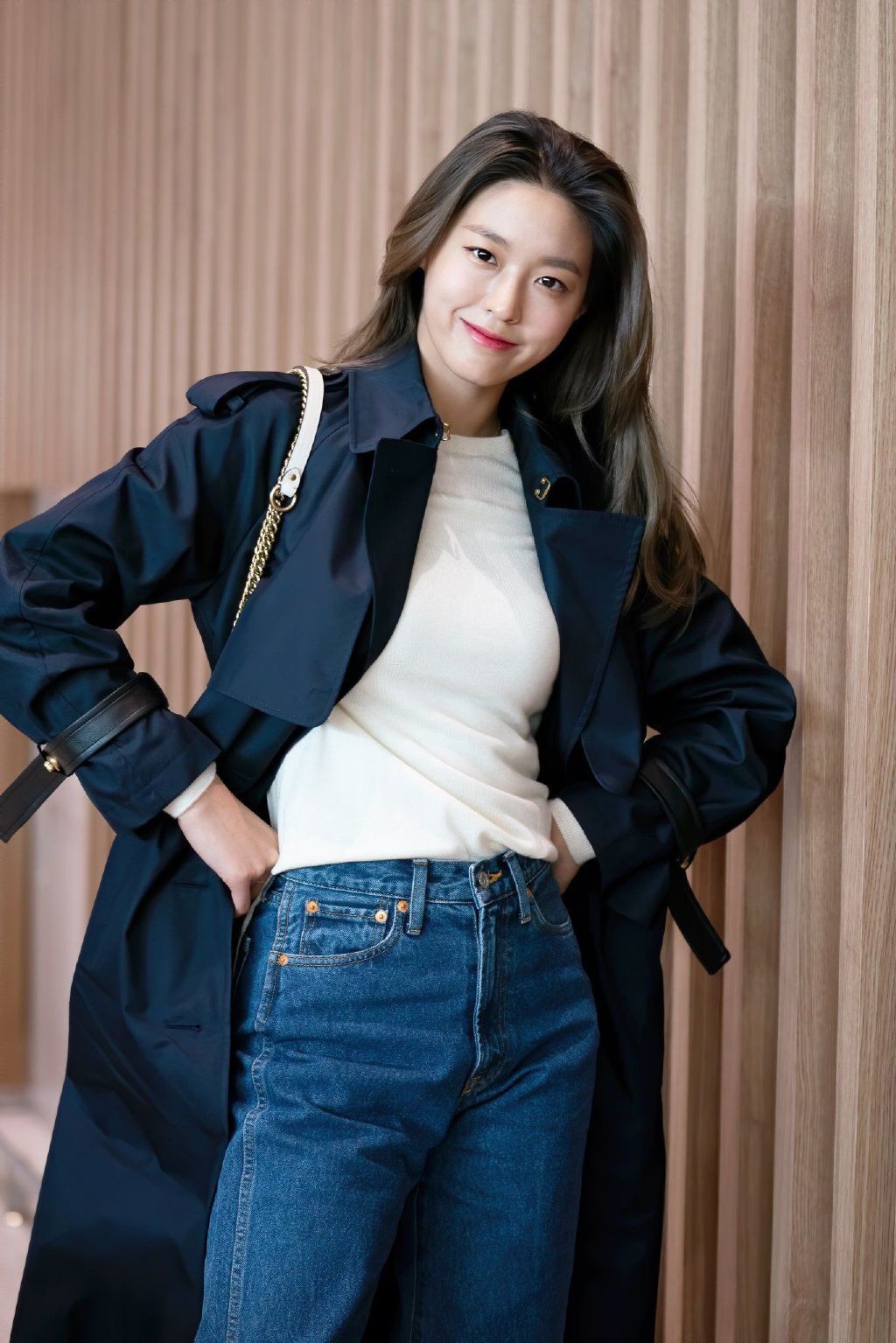 金雪炫气质果然优秀,身穿泡泡袖白色褶皱长裙,针织小吊带加分