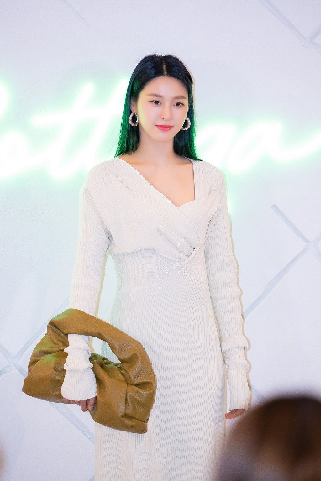 金雪炫气质果然优秀,身穿泡泡袖白色褶皱长裙,针织小吊带加分
