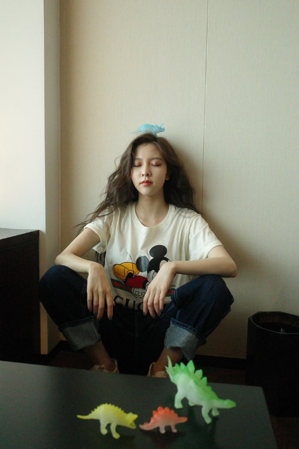 宋妍霏某代言照放出身穿粉色不规则卫衣裙运动酷甜风走起