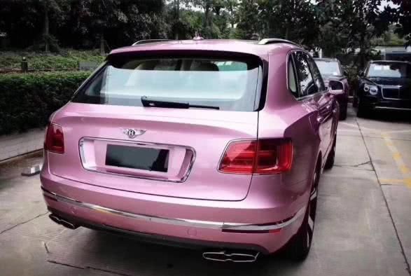 328万买到粉色宾利添越,定制版粉色金漆,车主是商业一姐-新浪汽车