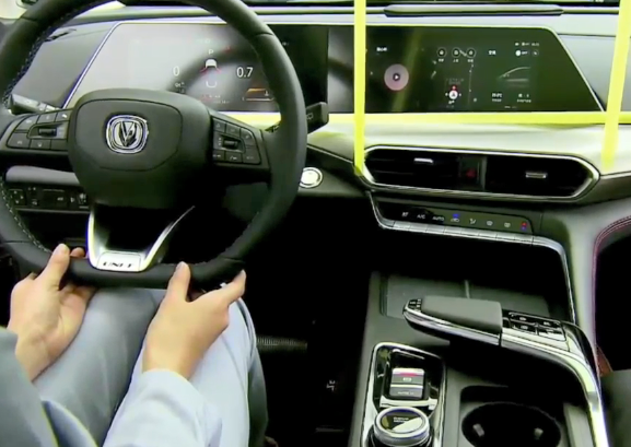 全新长安引力正式亮相有望6月正式上市配隐藏式把手双联大屏