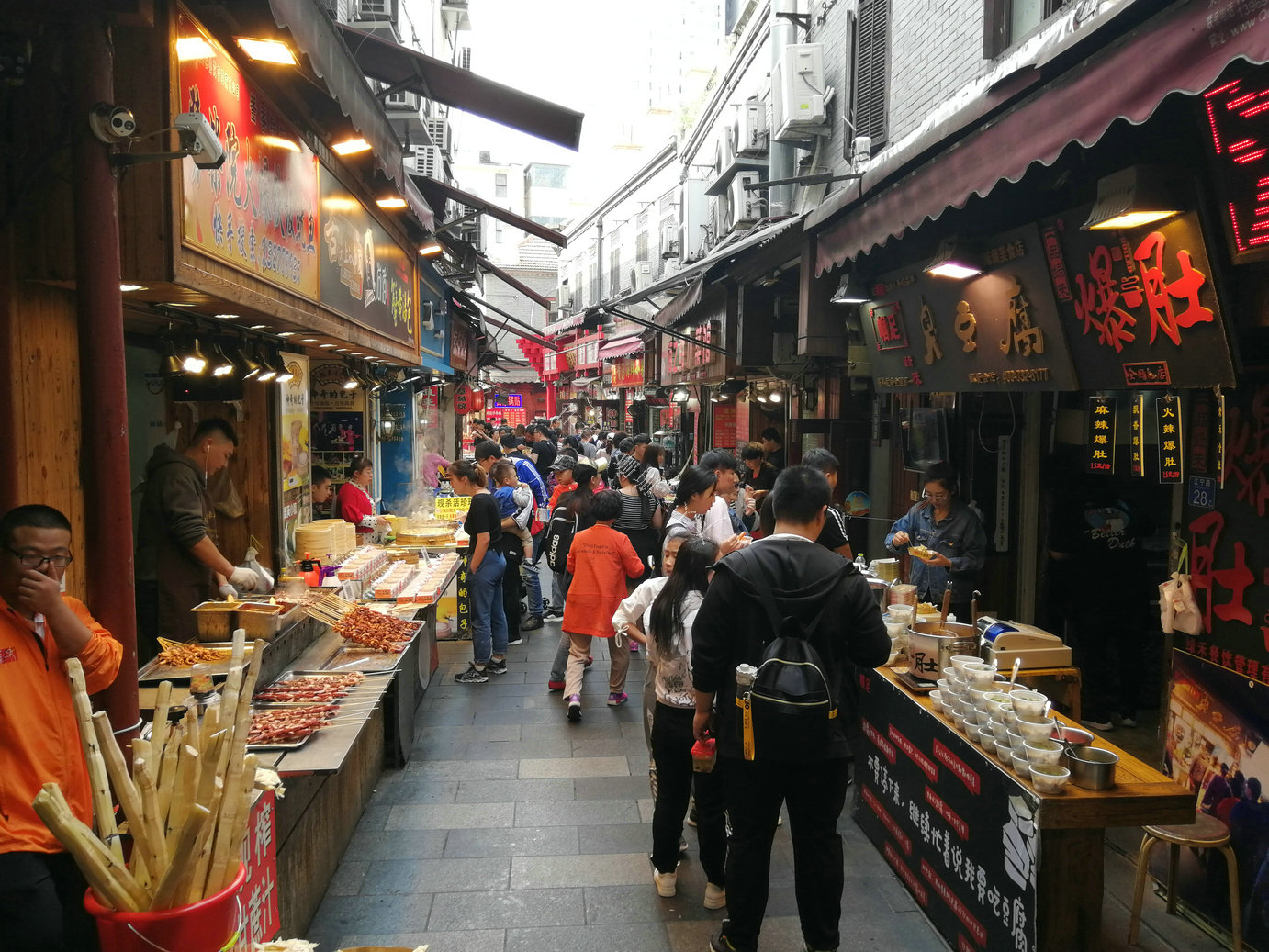 青岛曾是"市井味"的美食街,从热闹到冷清,本地人吐槽:游客街