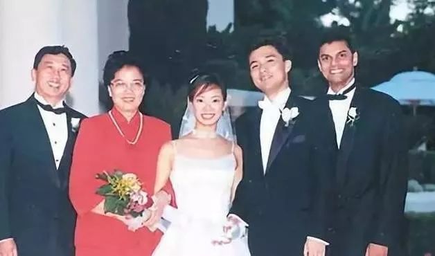 邵亦波的妻子鲍佳欣号称"英语小魔女",属于集外貌才华于一身的奇女子