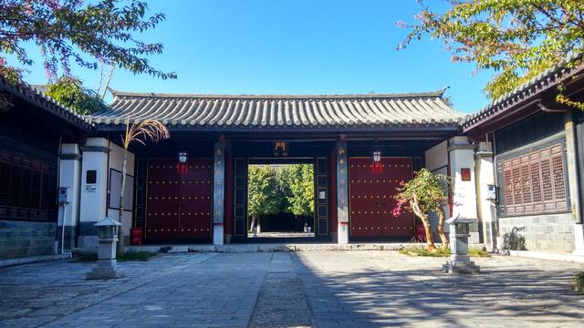 整个建筑以甬道为中轴线,形成六进院落.