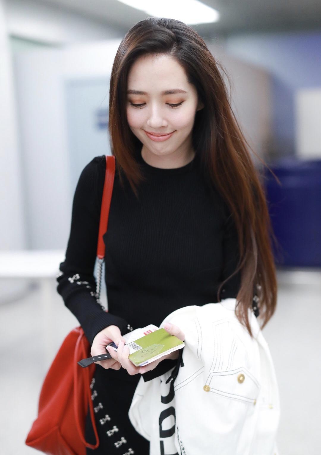 郭碧婷身材真有料,身穿一袭黑色针织衫连衣裙凹凸,女神范儿十足