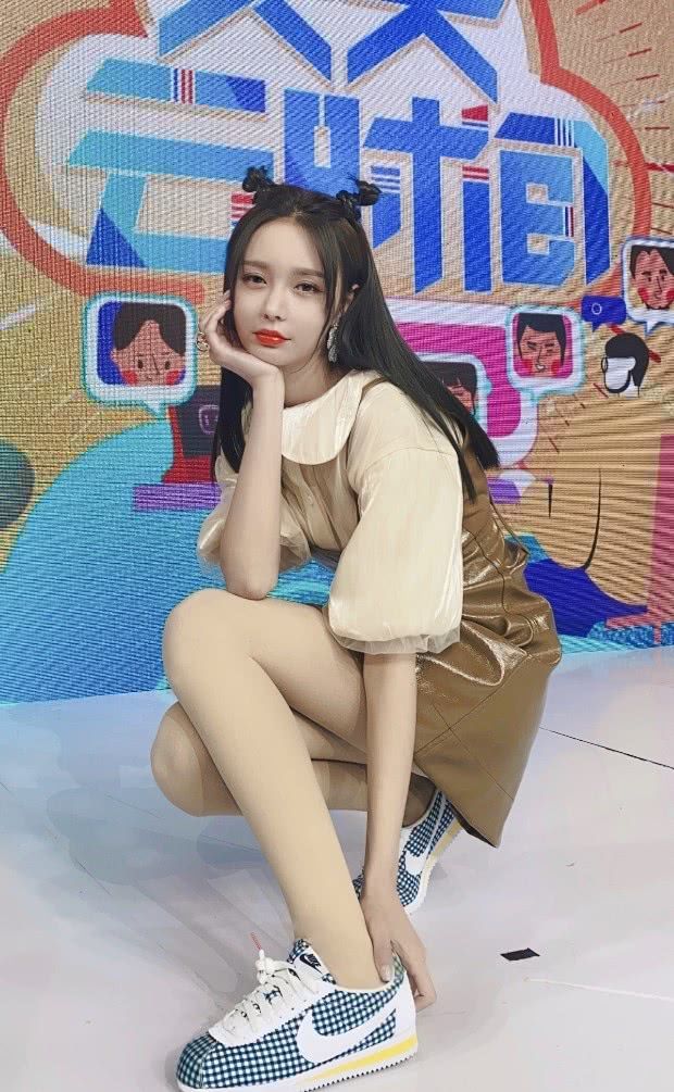 沈梦辰才是真腿精,当她穿无痕裤蹲下时,双腿也挤不出一丝赘肉