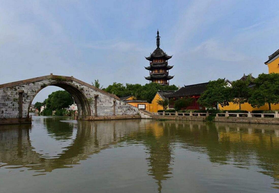 两个这个字对于这个百年丝绸古镇来说,实在是显得硬了些,别名"太湖镇"